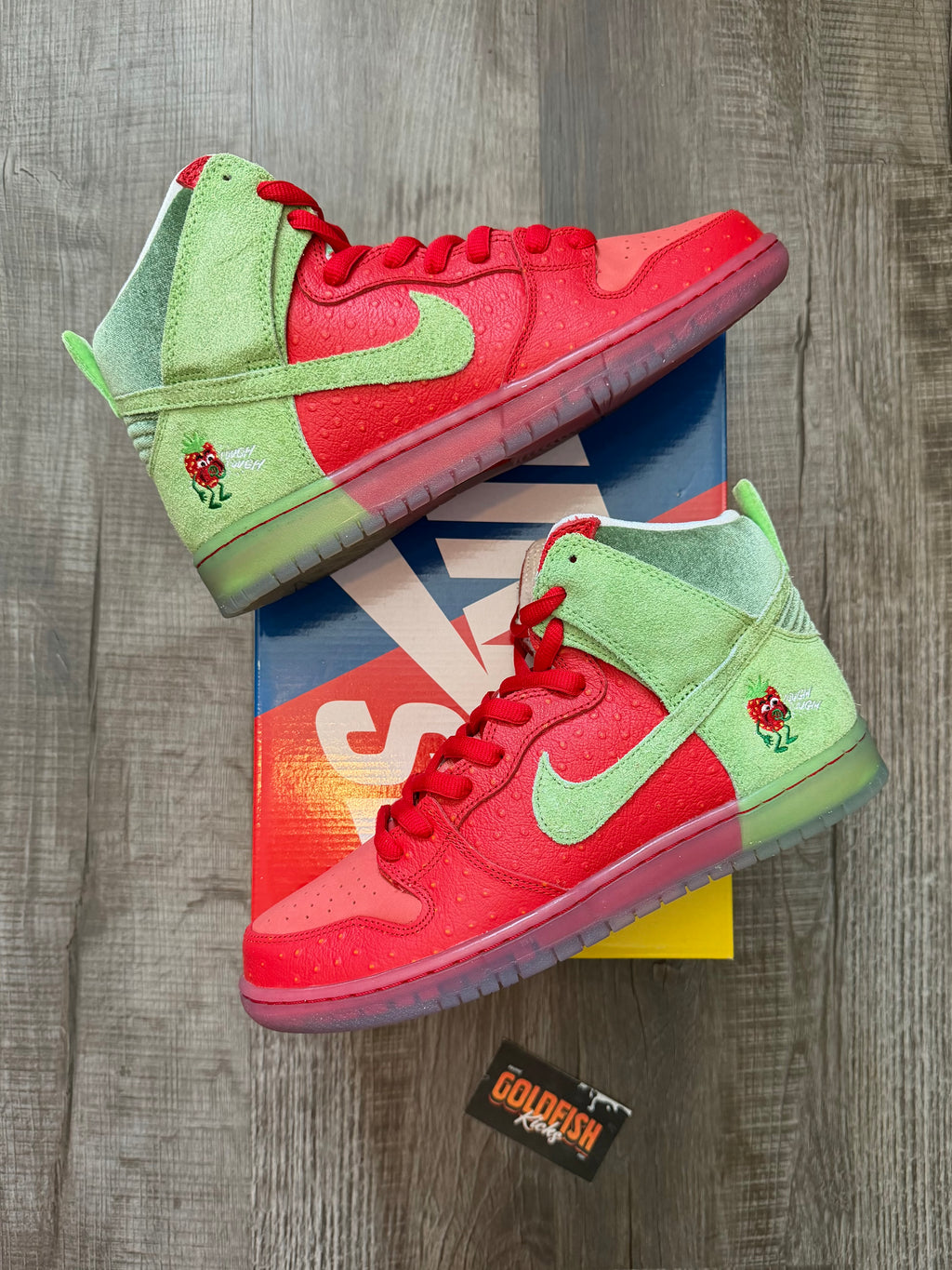Nike SB Dunk High
Strawberry Cough